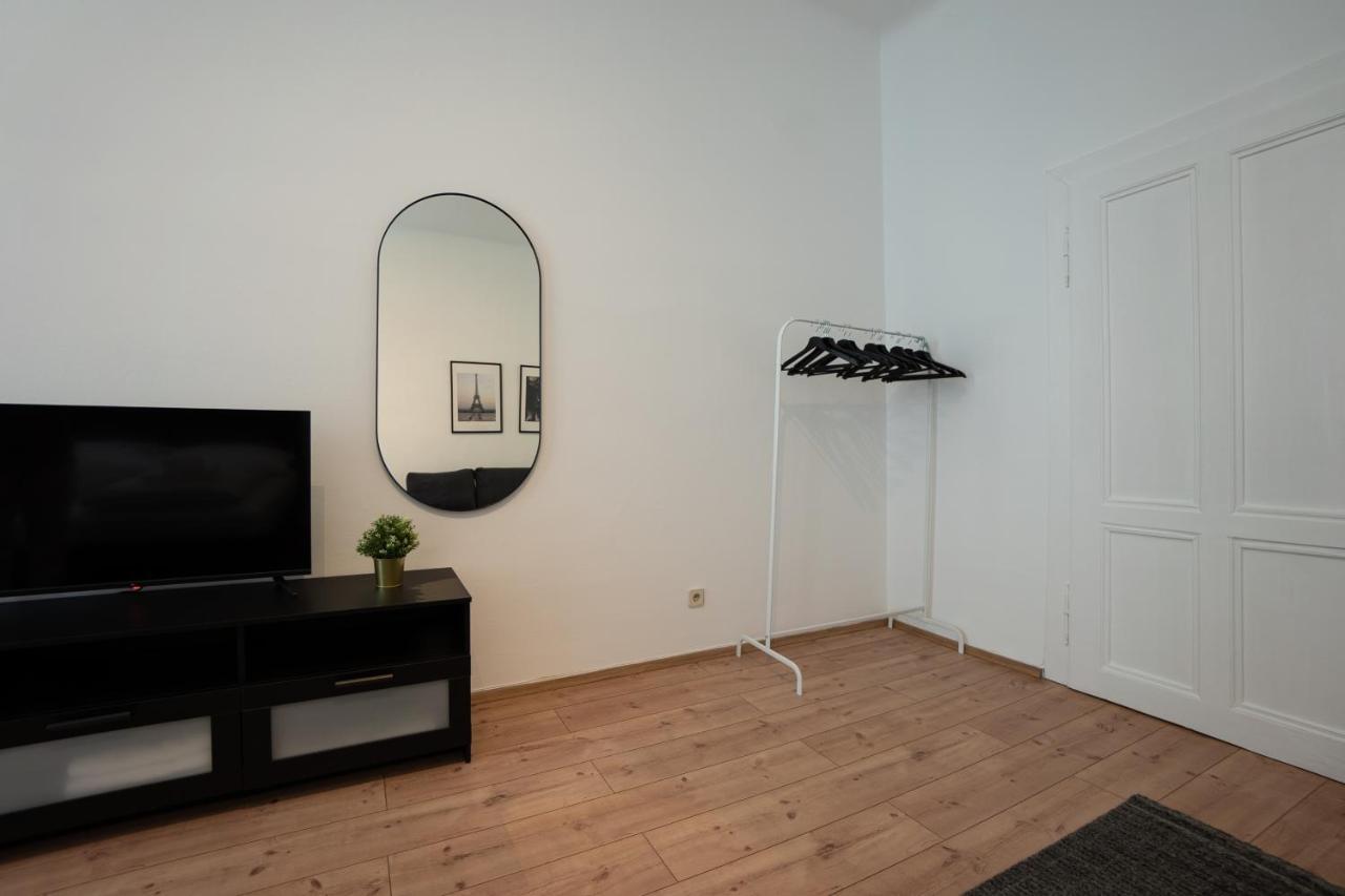 Lovely 1-Bedroom Apartment Next To Praterstern Viena Exterior foto